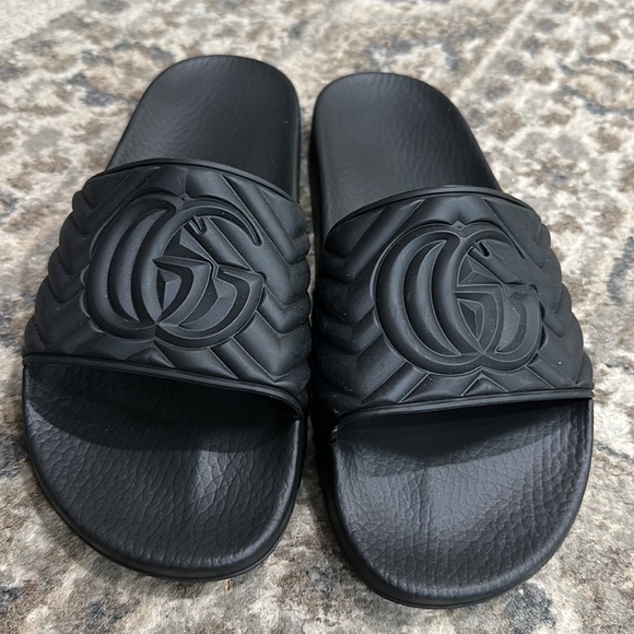 Gucci
Matelassé Slide Sandal. Worn twice. Unisex - Picture 4 of 5